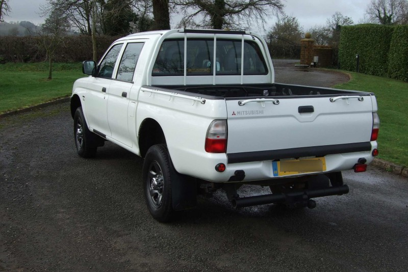 Mitsubishi L200 GL double cab 4x4 pickup with tie down points & tow ...
