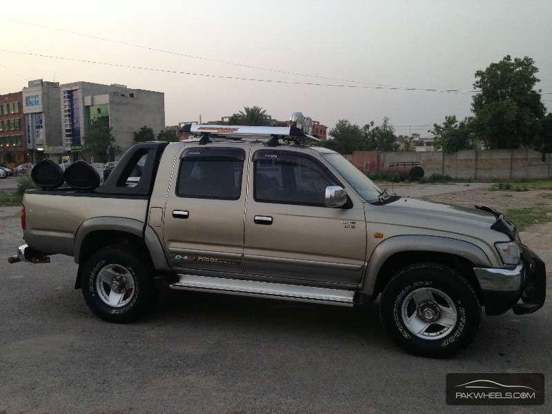model year 2005 color gold make toyota mileage 89000 km model hilux ...