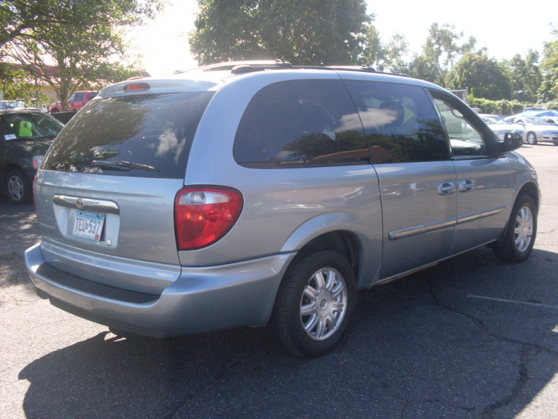 2006+Chrysler+town+and+country+blue+005.JPG