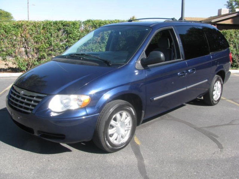 2005 chrysler town and country reviews