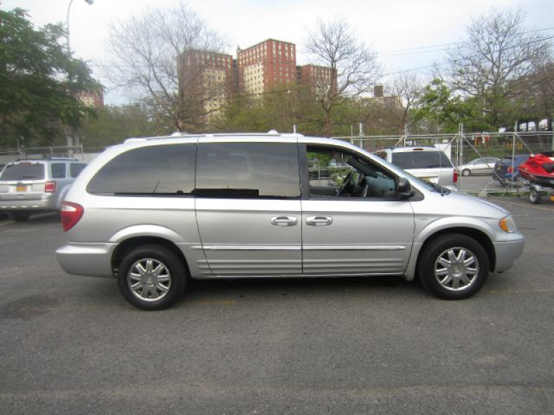 2004 Chrysler Town And Country Photos