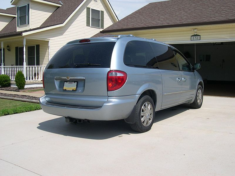 File:2004 Chrysler Town and Country rear 34.jpg