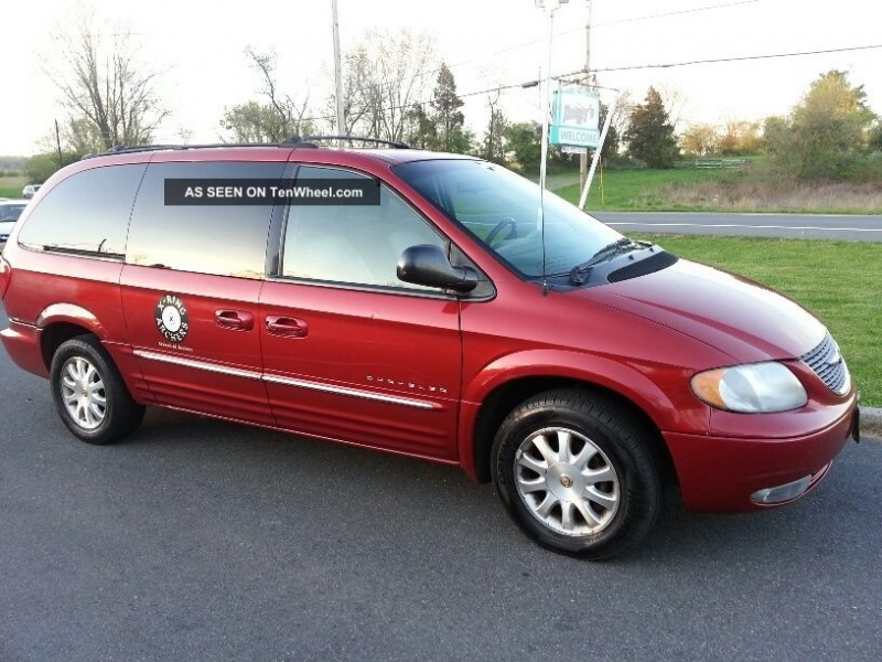 2001 Chrysler Town And Country Town & Country photo 1