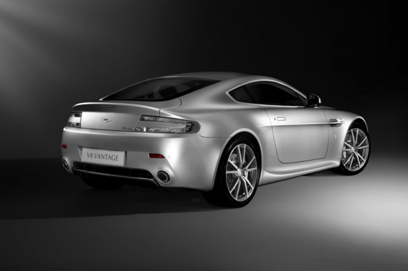 Aston Martin V8 Vantage 2010 (ver imagen original)