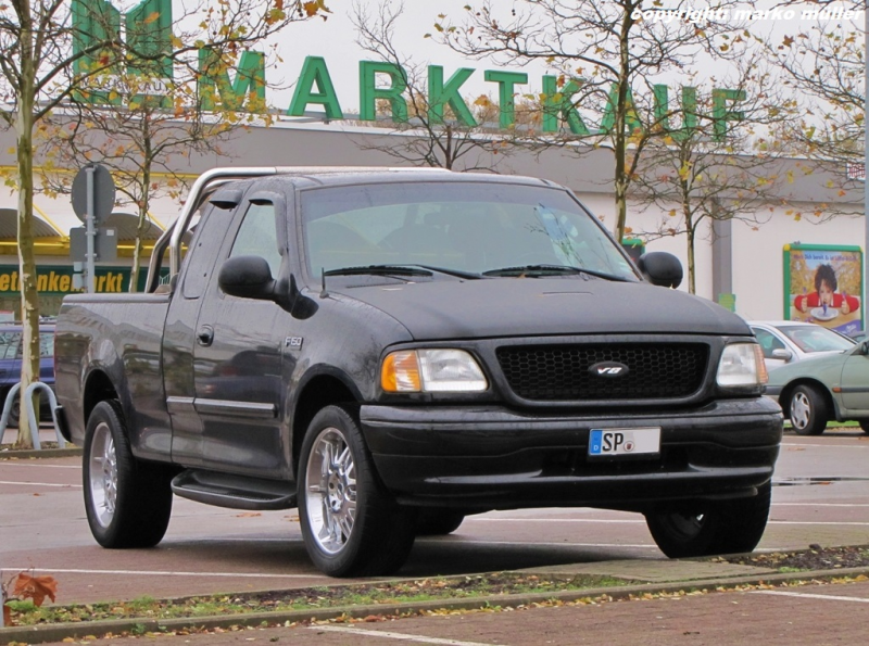 Ford F-150 XLT TRITON V8, aufgenommen in Speyer, November 2013.