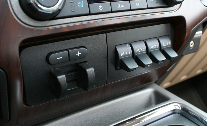 2011 Ford F-350 Super Duty Lariat accessory controls