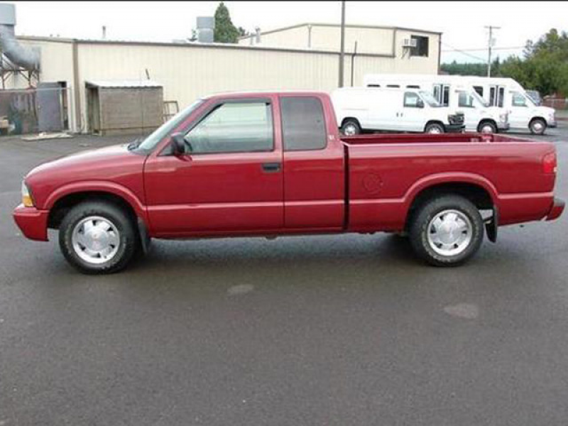Kenneth Gomez is believed to have used a 2003 GMC Sonoma like this one ...